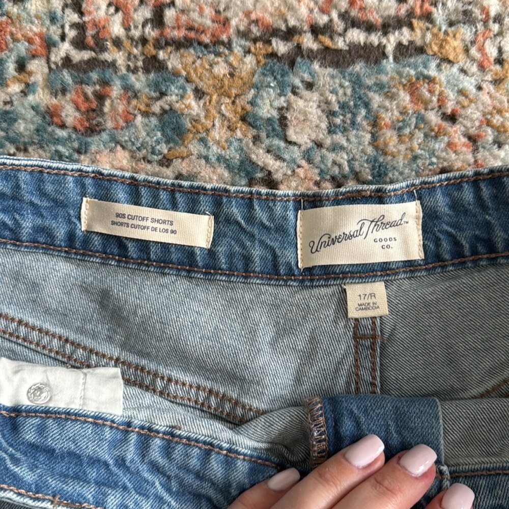 NEW- Universal Thread High Rise 90’s Cutoff Shorts in Medium Wash - Picture 6 of 9